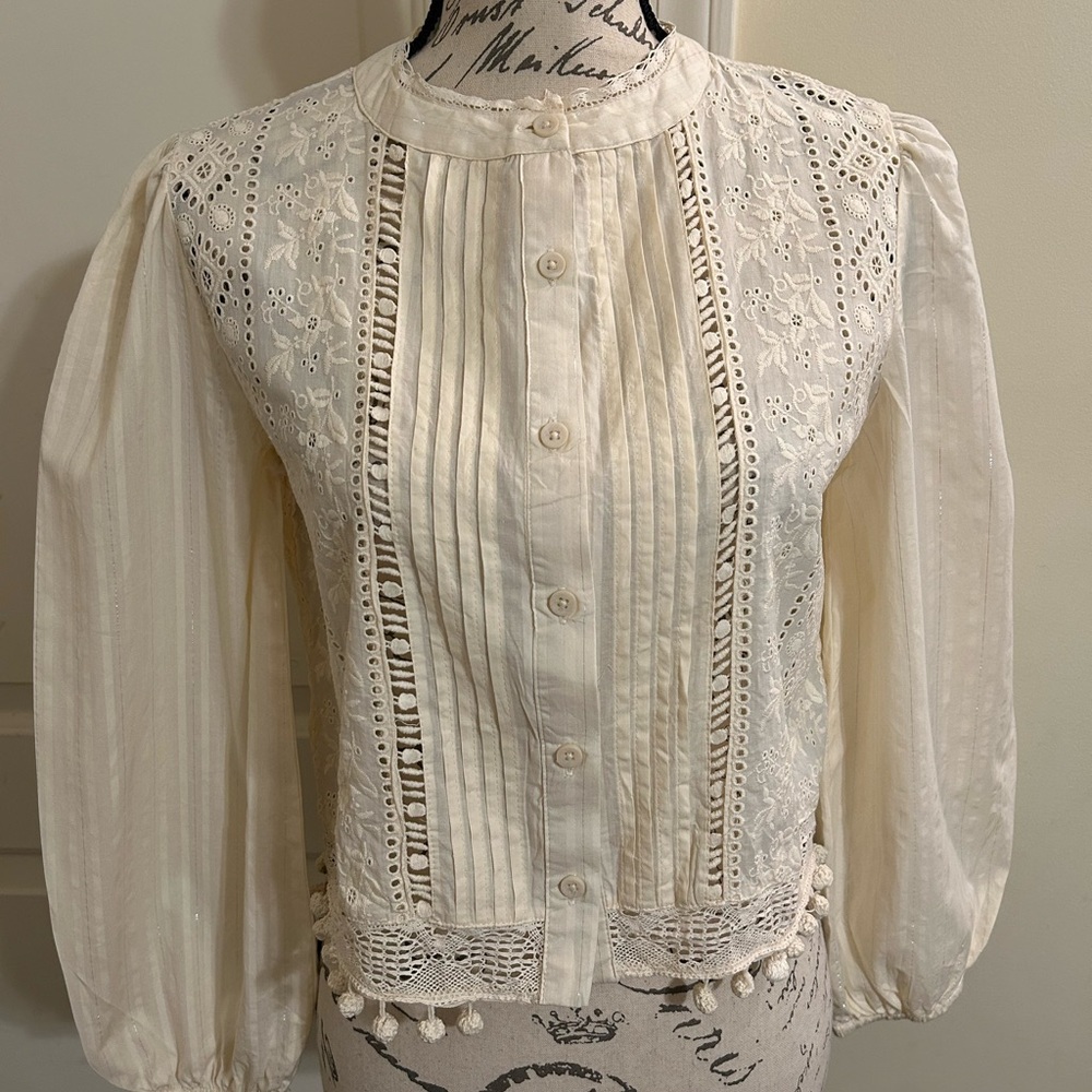 Elegant Cream Blouse with Embroidered Detailing - Picture 2 of 6